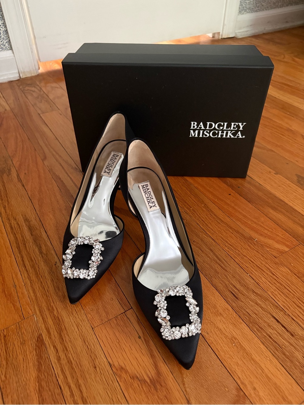 NWT Badgley Mischka Black Satin Pointed Toe Pumps with Crystal Buckle - Picture 2 of 8